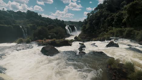 Salpicaduras-De-Aguas-Del-Río-Iguazú-En-La-Frontera-Entre-Argentina-Y-Brasil,-América-Del-Sur.
