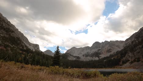 Un-Lapso-De-Tiempo-Del-Día-Que-Pasa-Durante-El-Otoño-A-Gran-Altura-En-Los-Picos-Españoles-En-Montana