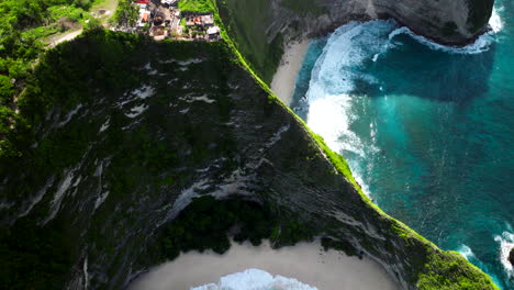 Playas-Tropicales-De-La-Isla-Nusa-Penida-Y-Mar-Azul-En-Verano-En-Bali,-Indonesia