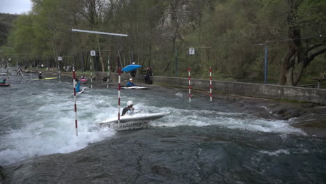 Kajakfahrer-üben-Wildwasserkajakfahren-In-Matka,-Mazedonien,-Zeitlupe