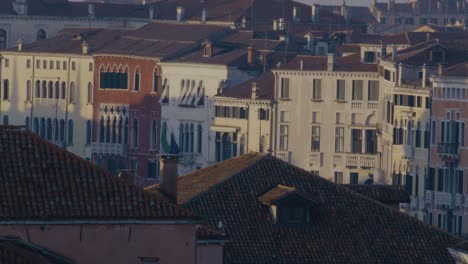 Las-Ventanas-Góticas-Venecianas-Dan-A-Los-Tejados-De-Terracota.