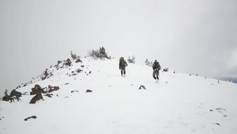 Tiro-Con-Arco-Caza-De-Alces-Con-Arco-En-La-Nieve-En-Montana-En-Octubre-En-La-Nieve