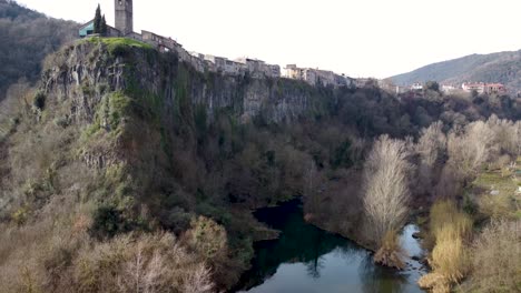 Meisteraufnahme:-Castellfollit-De-La-Roca-–-Die-Stadt-An-Den-Klippen-In-Den-Pyrenäen-Von-Girona,-In-Der-Nähe-Der-Vulkanzone-Garrotxa