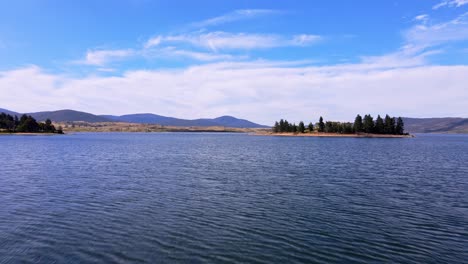 Vista-Tranquila-Del-Lago-Jindabyne-Cerca-De-Las-Montañas-Nevadas-En-El-Sureste-De-Nueva-Gales-Del-Sur,-Australia