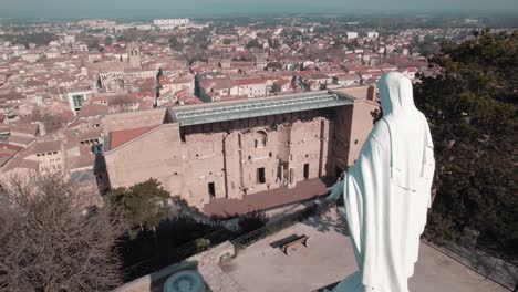 En-Primer-Plano-La-Estatua-De-La-Virgen-María-Que-Vigila-La-Ciudad-De-Orange-Y-Su-Antiguo-Teatro