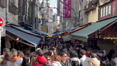 Crowds-walking-to-the-Tsukiji-Fish-Market,-tokyo-Japan