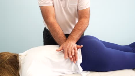 Fisioterapeuta-Ayudando-A-Una-Paciente-Con-Masaje-De-Dolor-De-Cadera-Y-Espalda