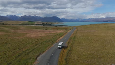 Campervan-leaving-Turquoise-Lake-Tekapo-in-the-Scenic-South-Island-of-New-Zealand