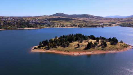 Aerial-View-Of-The-Lion-Island-On-Lake-Jindabyne-Near-Snowy-Mountains-In-New-South-Wales,-Australia