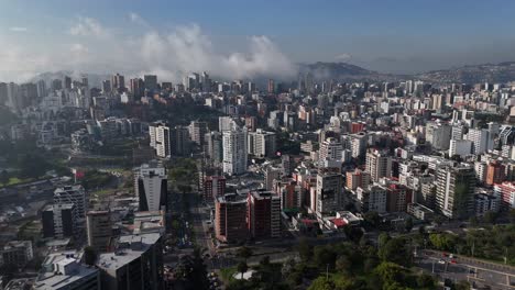 Luftbild-Drohnen-Videoaufnahmen-Von-Qutio,-Sonnenaufgang-Am-Frühen-Morgen,-Hauptstadt-Von-Ecuador,-La-Carolina,-Park,-Verkehr,-Catedral-Metropolitana-De-Quito,-Südamerikanische-Skyline