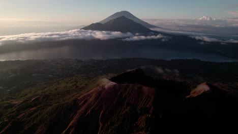 Volcán-Monte-Batur-Con-Vistas-Al-Danau-Batur-Y-Al-Monte-Abang-Al-Amanecer-En-Bangli-Regency,-Bali,-Indonesia