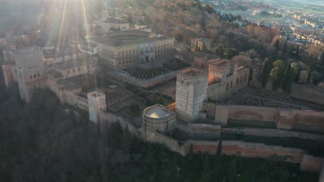 Alhambra-Drohnenluftaufnahme,-Helle-Sonne-Scheint-über-Dem-Alhambra-Palast-In-Granada,-Spanien