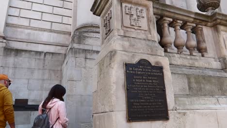 Tourists-ready-to-explore-the-famous-Dublin's-City-Hall-building