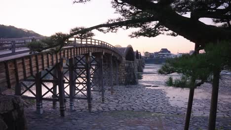 Sunrise-over-Iwakuni-Kintaikyo-Bridge-and-Japanese-Matsu-Pine,-Japan