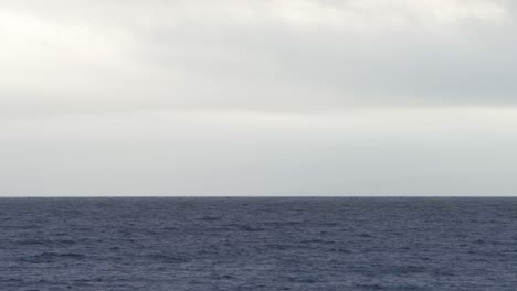 Toma-Estática-Mirando-Al-Horizonte-A-Nivel-Del-Mar-En-Un-Día-Nublado