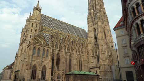 Birds-Flying-By-St.-Stephen's-Cathedral