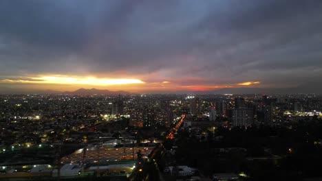 Herbstsonnenuntergang-In-Santiago-De-Chile