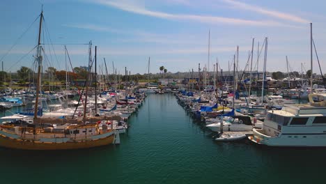 Yachten-Und-Segelboote-Vertäut-Im-Marina-Village,-Gästeanlegestelle-In-Mission-Bay,-San-Diego,-Kalifornien