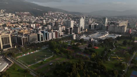 Luftbild-Drohnen-Videoaufnahmen-Von-Qutio,-Sonnenaufgang-Am-Frühen-Morgen,-Hauptstadt-Von-Ecuador,-La-Carolina,-Park,-Verkehr,-Catedral-Metropolitana-De-Quito