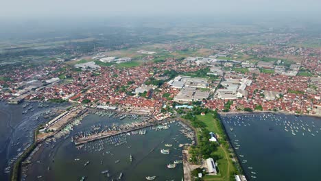 Der-Größte-Fischereihafen-In-Muncar,-Banyuwangi,-Ost-Java,-Ist-Mit-Dichten-Lebensbedingungen-Konfrontiert-Und-Kämpft-Mit-Luft--Und-Wasserverschmutzung-Durch-Nahegelegene-Fischfabriken,-Wie-Drohnenaufnahmen-Zeigen.