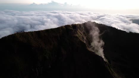 Excursionistas-En-El-Mirador-Del-Volcán-Monte-Batur-Con-Mar-De-Nubes-Al-Fondo-Al-Amanecer-En-Indonesia