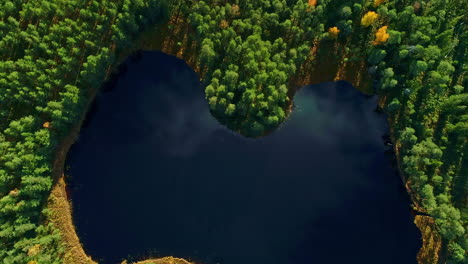 Luftaufnahme-Des-Herzförmigen-Sees,-Sanft-Herbstliches-Laub-Im-Lettischen-Nationalpark