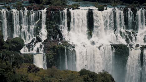 Pájaros-Volando-Frente-A-Las-Cataratas-Del-Iguazú-En-Paraná,-Brasil