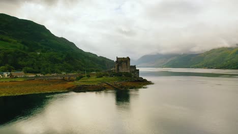 Eilean-Donan-Castle-in-Dornie,-Kyle-of-Lochalsh,-Scottish-Highlands,-Scotland