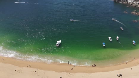 Playa-Aislada-De-Cacaluta,-A-La-Que-Se-Llega-En-Barco