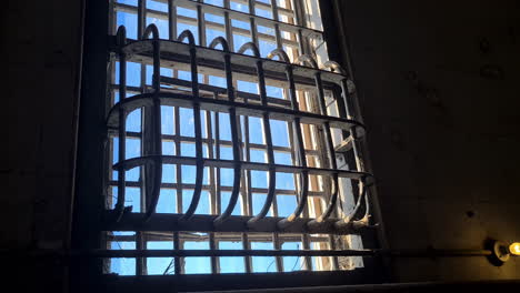 Metallstangen-Am-Fenster-Im-Gefängnis-Alcatraz,-Kalifornien,-USA,-Innenansicht