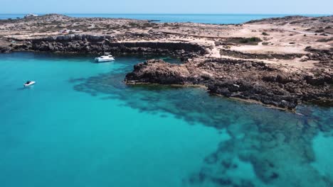 Verankerter-Katamaran-Im-Idyllischen-Kristallklaren-Wasser,-Ayia-Napa,-Zypern