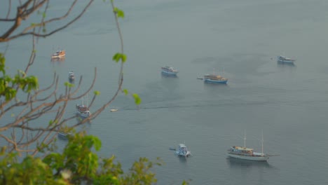 Barcos-Amarrados-En-La-Bahía,-Isla-Padar-En-Indonesia