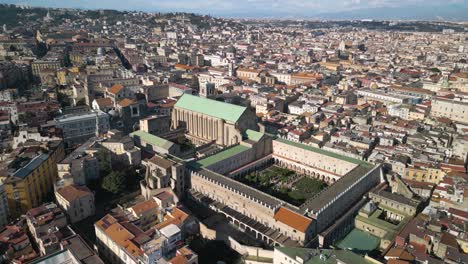 Vorwärts-Drohnenschuss-über-Santa-Chiara-Im-Historischen-Neapel,-Italien