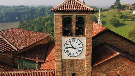 Luftaufnahme-Vom-Glockenturm,-Sonniger-Abend-In-Scurzolengo,-Asti,-Italien