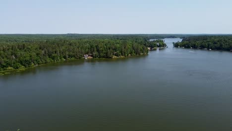 Vista-Aérea-De-Un-Lago-De-Minnesota