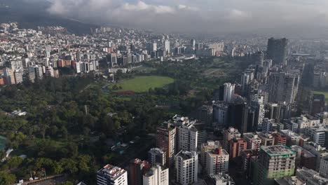 Luftbild-Drohnen-Videoaufnahmen-Von-Qutio,-Sonnenaufgang-Am-Frühen-Morgen,-Hauptstadt-Von-Ecuador,-La-Carolina,-Park,-Verkehr,-Catedral-Metropolitana-De-Quito,-Südamerikanische-Skyline