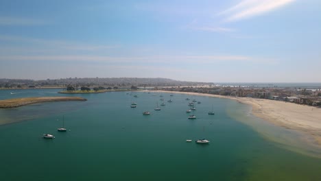 Boote-Auf-Der-Ruhigen-Meereslandschaft-In-Mission-Bay,-San-Diego,-Kalifornien-–-Luftaufnahme-Einer-Drohne