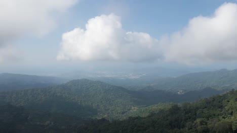 Drohnenschuss-Erhebt-Sich-Hoch-über-Den-Bergen-Der-Sierra-Nevada-In-Kolumbien-Und-Offenbart-Die-Weite-Waldlandschaft-Mit-Santa-Marta-Und-Dem-Meer-In-Der-Ferne