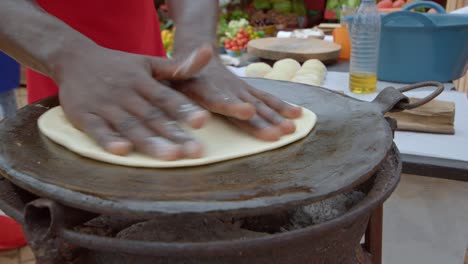 Beschnittene-Ansicht-Eines-Ugandischen-Mannes,-Der-Ein-Eier-Streetfood-Gericht-Namens-Rolex-Zubereitet