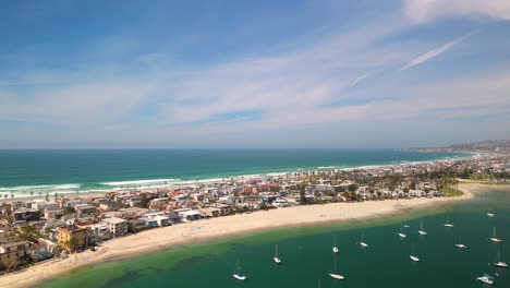 Vista-Panorámica-De-La-Playa-De-La-Misión-Y-La-Bahía-De-La-Misión-En-San-Diego,-California---Disparo-De-Un-Dron