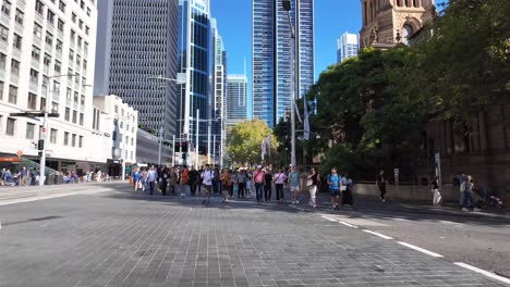 Pedestrians-crossing-the-busy-Druitt-Street-and-George-Street-at-city-Town-hall,-Sydney-CBD