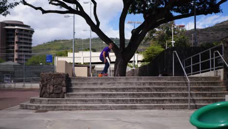 Viajero-Hace-Un-Truco-Con-Patineta-Bajando-Unas-Escaleras-En-Honolulu