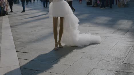 Photographer-capturing-bride-in-Venice,-Italy