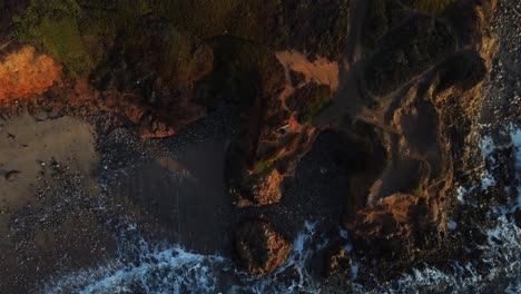 Drohnenaufnahmen-Aus-Der-Vogelperspektive-Beim-Abstieg-Am-Pescadero-State-Beach-In-Kalifornien