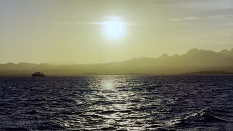 Sonnenuntergang-über-Dem-Roten-Meer-Mit-Ruhigen-Wellen-In-Ägypten