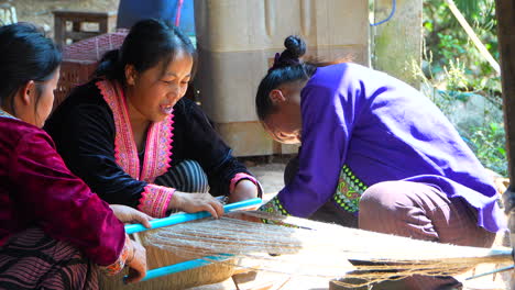 Tres-Mujeres-Artesanas-Tailandesas-Locales-Tejiendo-En-El-Suelo