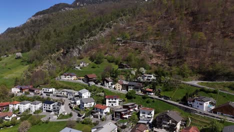 Toma-Aérea-Acercándose-Al-Barrio-Suburbano-De-Trimmis,-Pequeña-Ciudad-En-Suiza