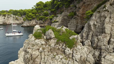 Freizeitboote-Mit-Touristen-An-Der-Felsigen-Küste-Der-Insel-Kalamota-In-Der-Nähe-Von-Dubrovnik-In-Kroatien
