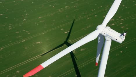 Vista-Aérea-De-Turbinas-Eólicas-Y-Campos-Agrícolas