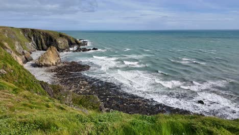 Seascape-Espectacular-Olas-Rompiendo-En-La-Playa-Rocosa-De-Tankardstown-Earlt-En-Una-Mañana-De-Primavera-Tankardstown-Copper-Coast-Waterford